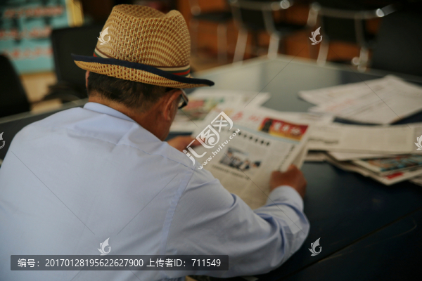 讀報的老人