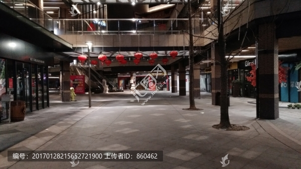 空蕩蕩的購物中心