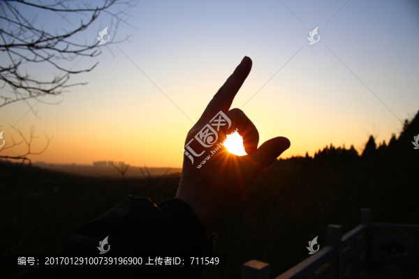 逆光下的OK手勢(shì)