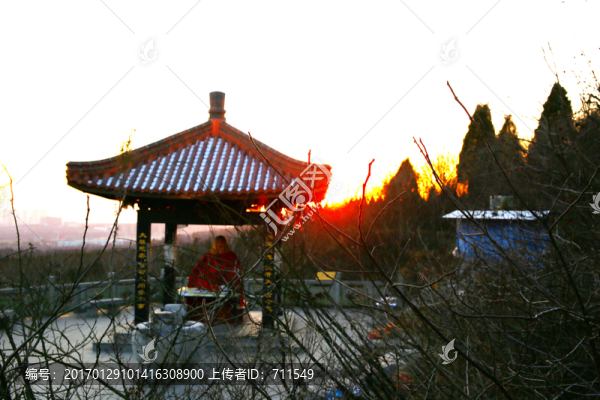 落日下的佛亭