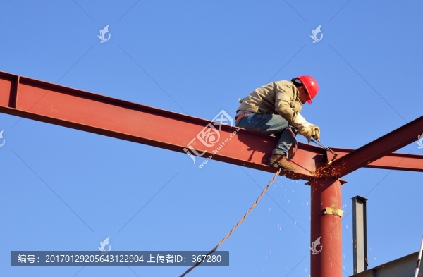 高空作業(yè)的電焊工