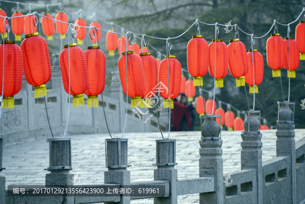 石橋上紅燈籠