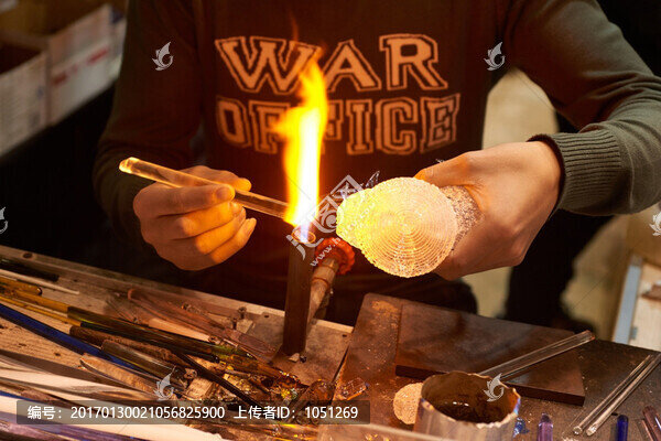 水晶玻璃拉絲工藝