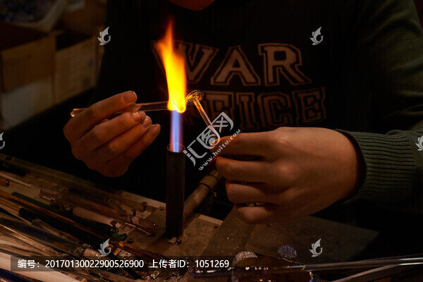 水晶玻璃拉絲工藝