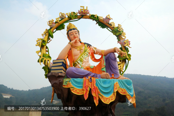 彩色觀音塑像