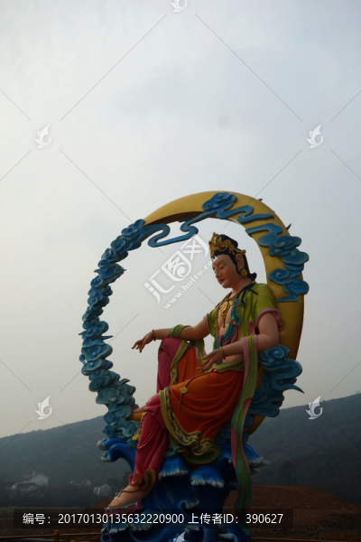 彩色觀音雕像