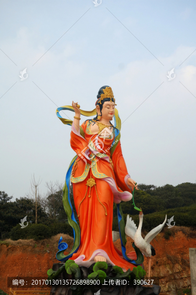 彩色觀音雕像