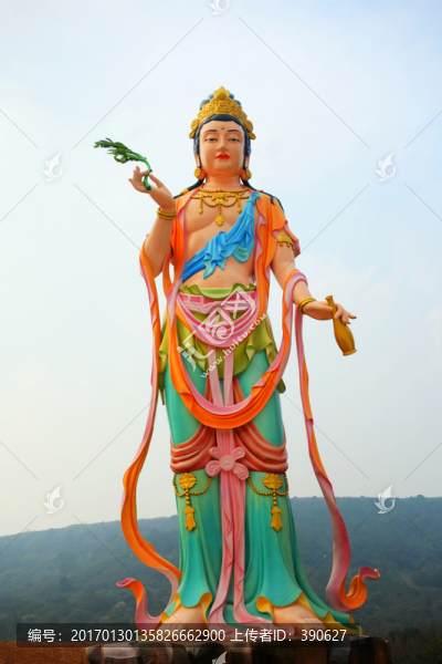 彩色觀音雕像