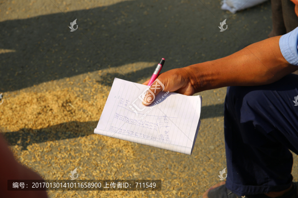 手拿本子的農民