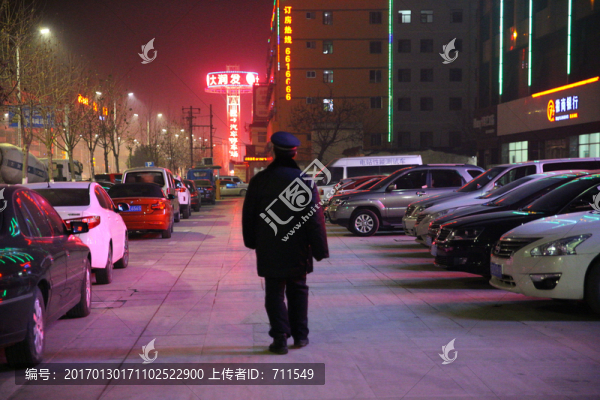 夜晚巡查的保安