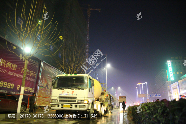 夜晚混凝土攪拌車