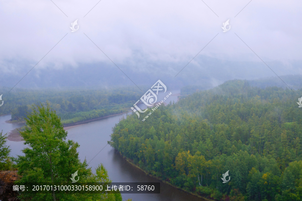 森林河灣晨霧風(fēng)景