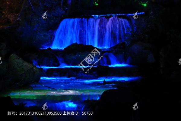 瀑布燈光夜景