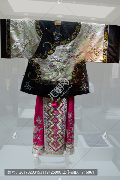 素緞提花女褂,紅緞魚鱗裙,清代