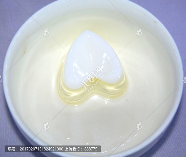 白色瓷碗中的心形果凍