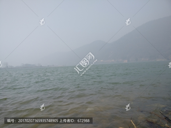 霧水彌漫的水面
