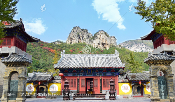 藍(lán)天白云下的寧靜寺院