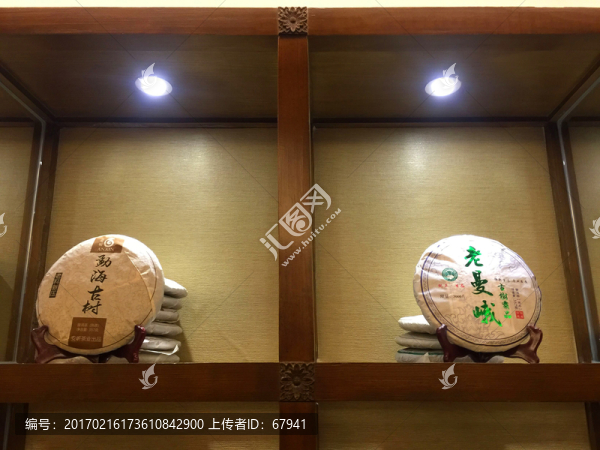 束河古鎮(zhèn)普洱茶貨架