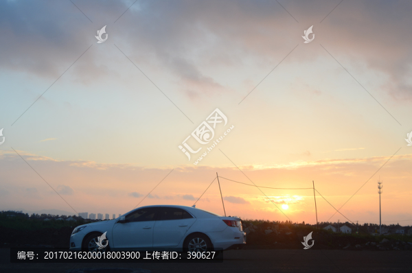 黃昏城市道路上的一倆白色汽車