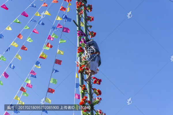 少數(shù)民族上刀山表演