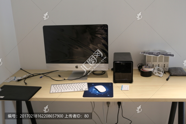 電腦桌