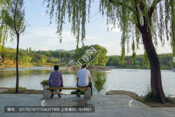 柳樹下休息的二位老人