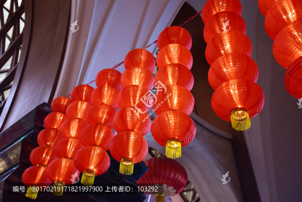 大紅燈籠高高掛