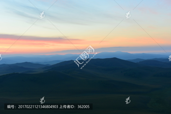 山巒晨曦