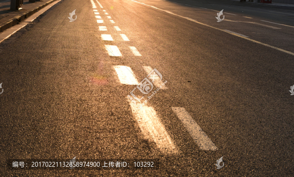 陽光下的瀝青路面