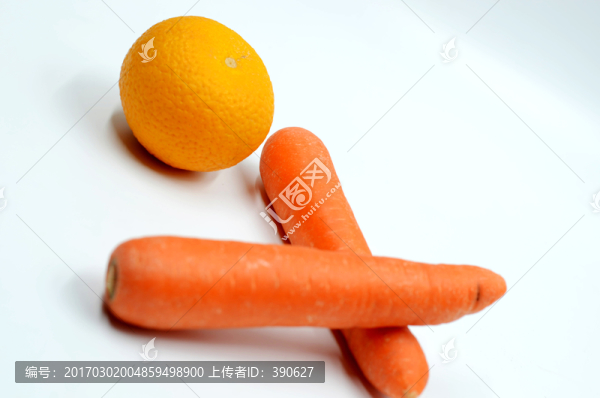 白色背景上的胡蘿卜和橙子