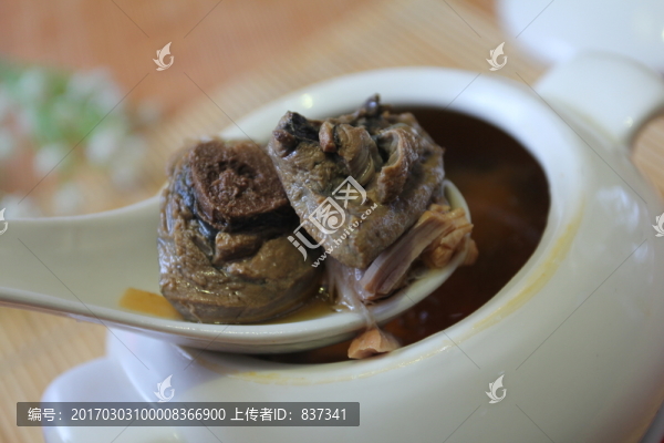 養(yǎng)顏烏雞湯