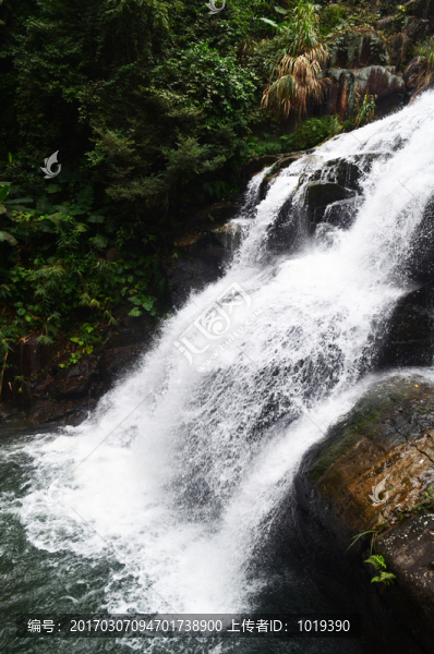 瀑布山泉水