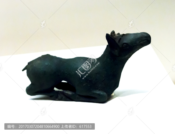 臥鹿形青銅飾件