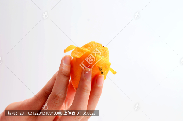 手里拿著剝開的枇杷