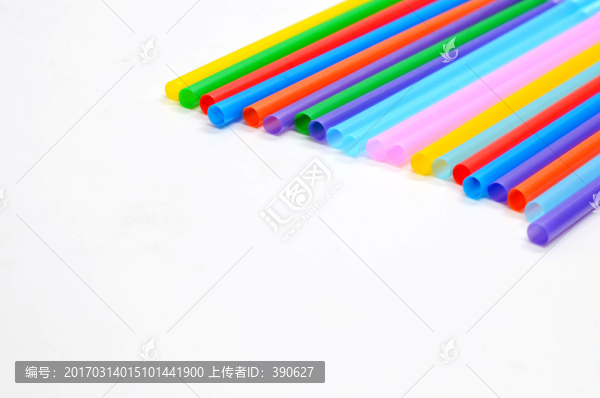 白色背景上的彩色吸管