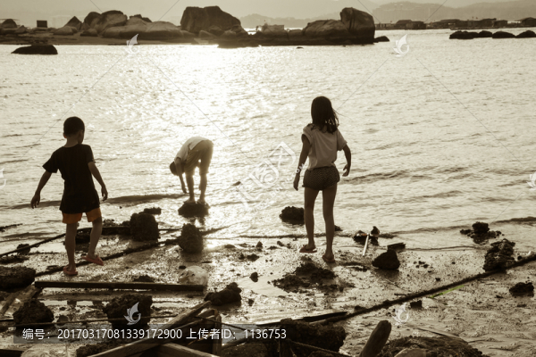 海邊玩耍的小孩