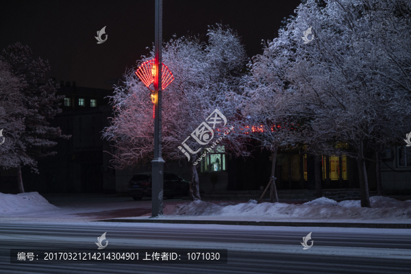 夜幕下春雪小鎮(zhèn)