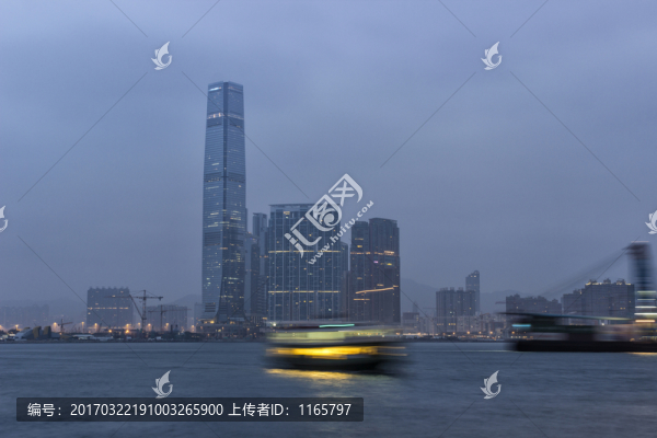 香港的摩天大樓和渡輪