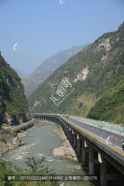 江中的高速公路