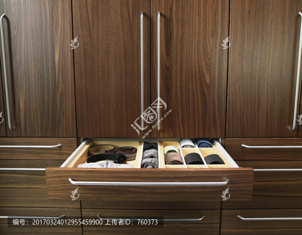 現(xiàn)代板式衣柜