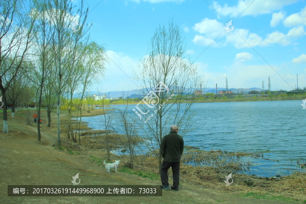 湖邊行走