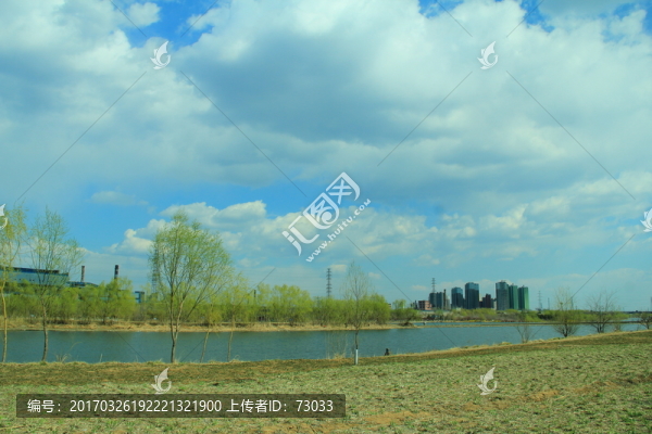 春天,湖邊