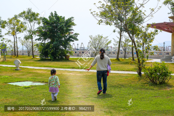 公園游玩的母女