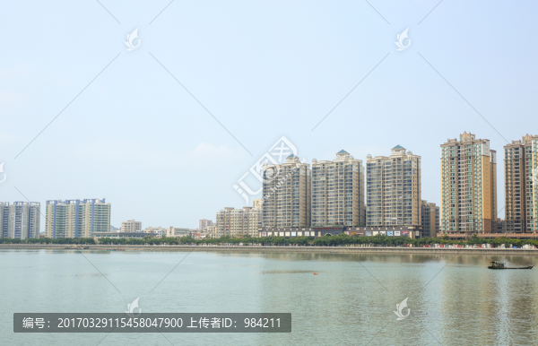 海邊高樓大廈