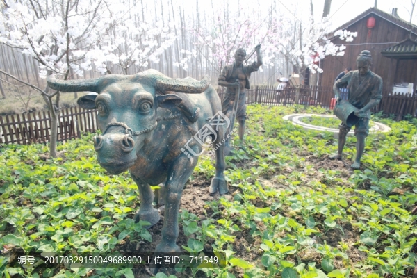 耕田種地雕塑