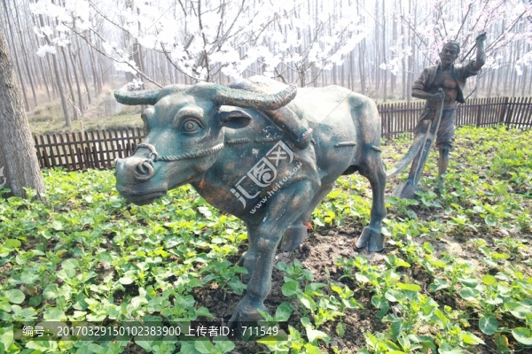 農(nóng)民耕田犁地雕塑