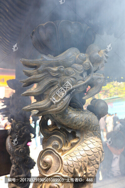 香爐柱子上的龍,龍的雕塑