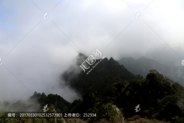 山間云霧