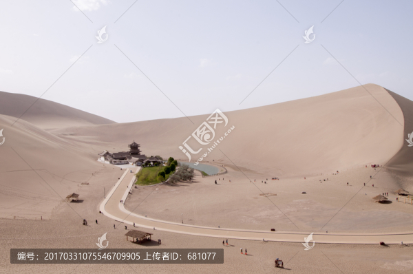 甘肅敦煌鳴沙山月牙泉