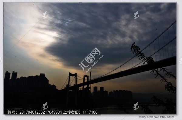 清晨陽光下的鵝公巖長江大橋